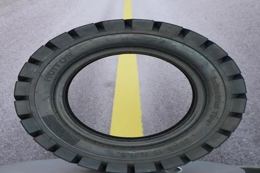 棗礦慧通亨瑞達叉車輪胎28X9-15-16，超強負荷與耐磨性能