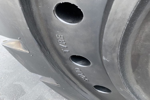 強力耐磨，應(yīng)對惡劣路況——30裝載機鏟車17.5-25實心輪胎