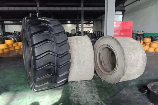 優質耐磨13/80-20光面花紋輪胎，適用于鏟運車與煤礦車