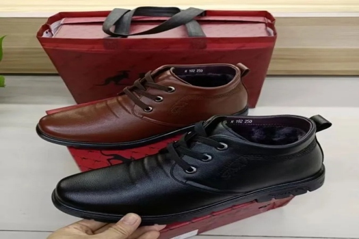 男士圓頭皮鞋力志鞋行，加厚鞋底抗寒設計，提升地面阻力