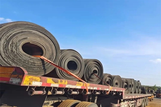 柏益德二手廢舊輸送帶——爬坡式上料運輸帶，環形無接頭防滑設計