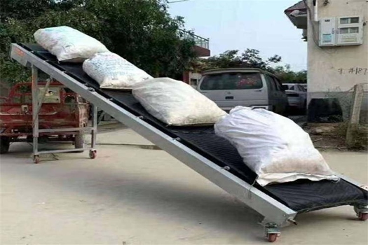 高效爬坡傳送帶，裙邊皮帶輸送機，PVC物料傳送解決方案