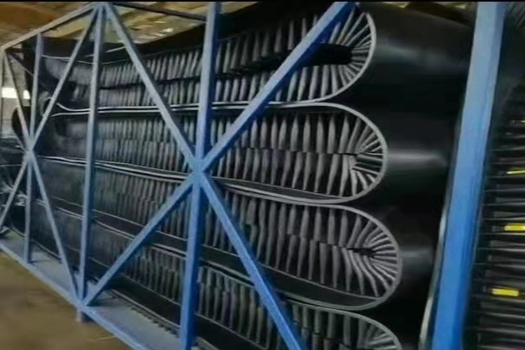 大傾角擋邊帶鋼絲繩輸送帶，耐磨皮帶優選川澤翔橡膠